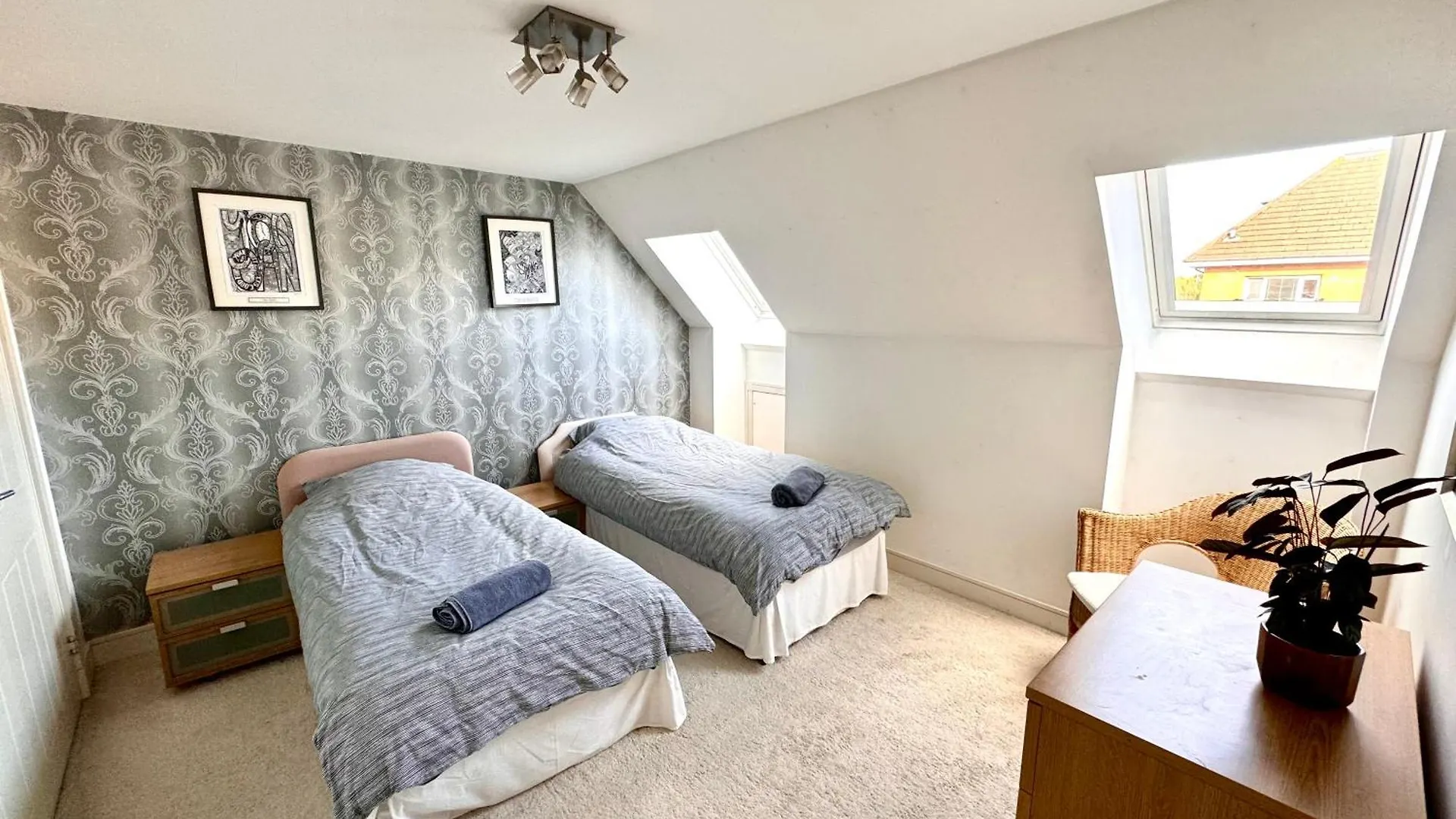 Appins Penthouse Edinburgh Luxury Apartment - Fast Wifi & Free Parking