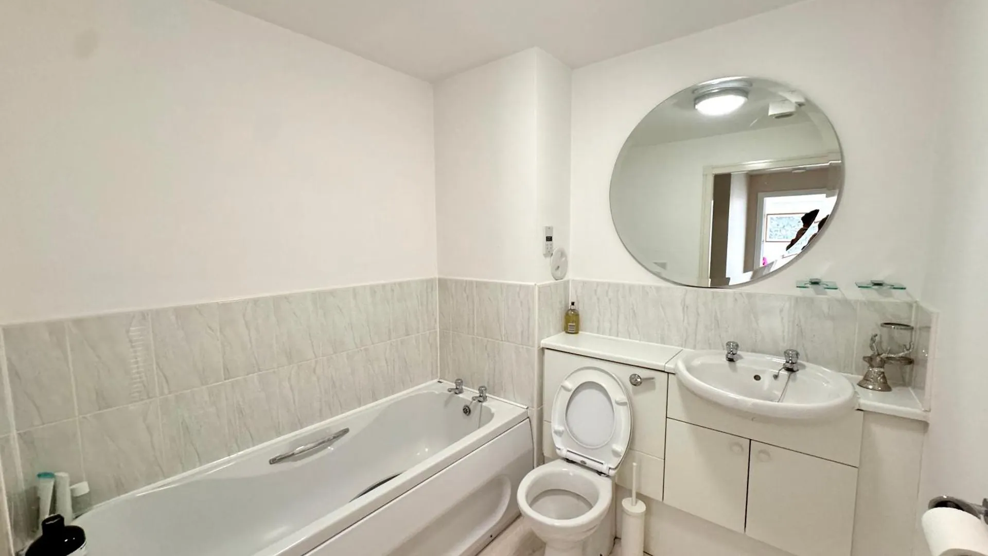 Appins Penthouse Edinburgh Luxury Apartment - Fast Wifi & Free Parking 0*,  United Kingdom