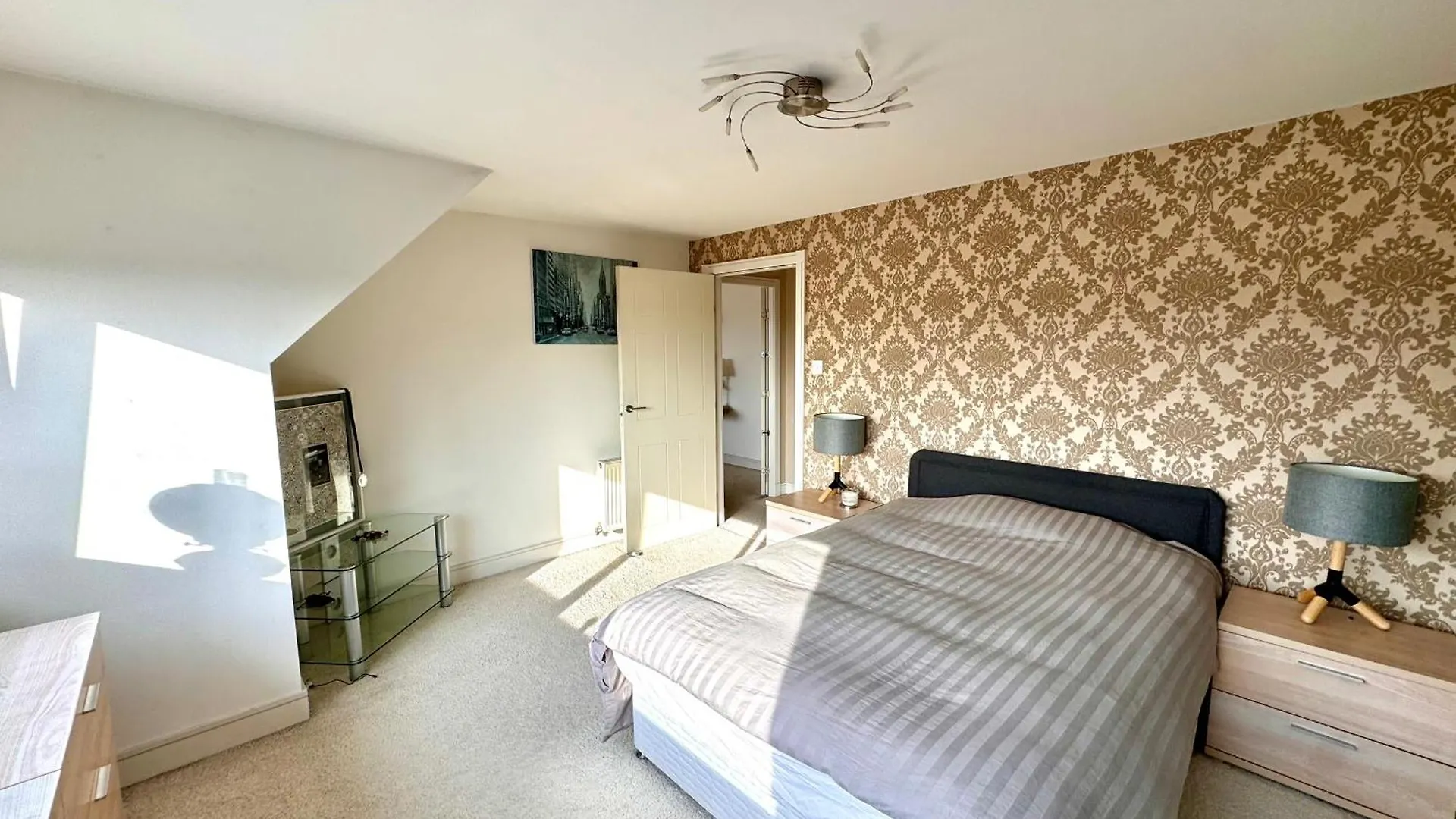Appins Penthouse Edinburgh Luxury Apartment - Fast Wifi & Free Parking 0*,  United Kingdom